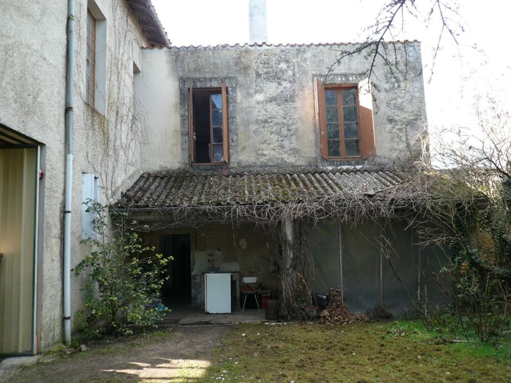 ? BURIE (17) A Vendre CORPS de FERME et Ses Nombreuses Dépendances ?