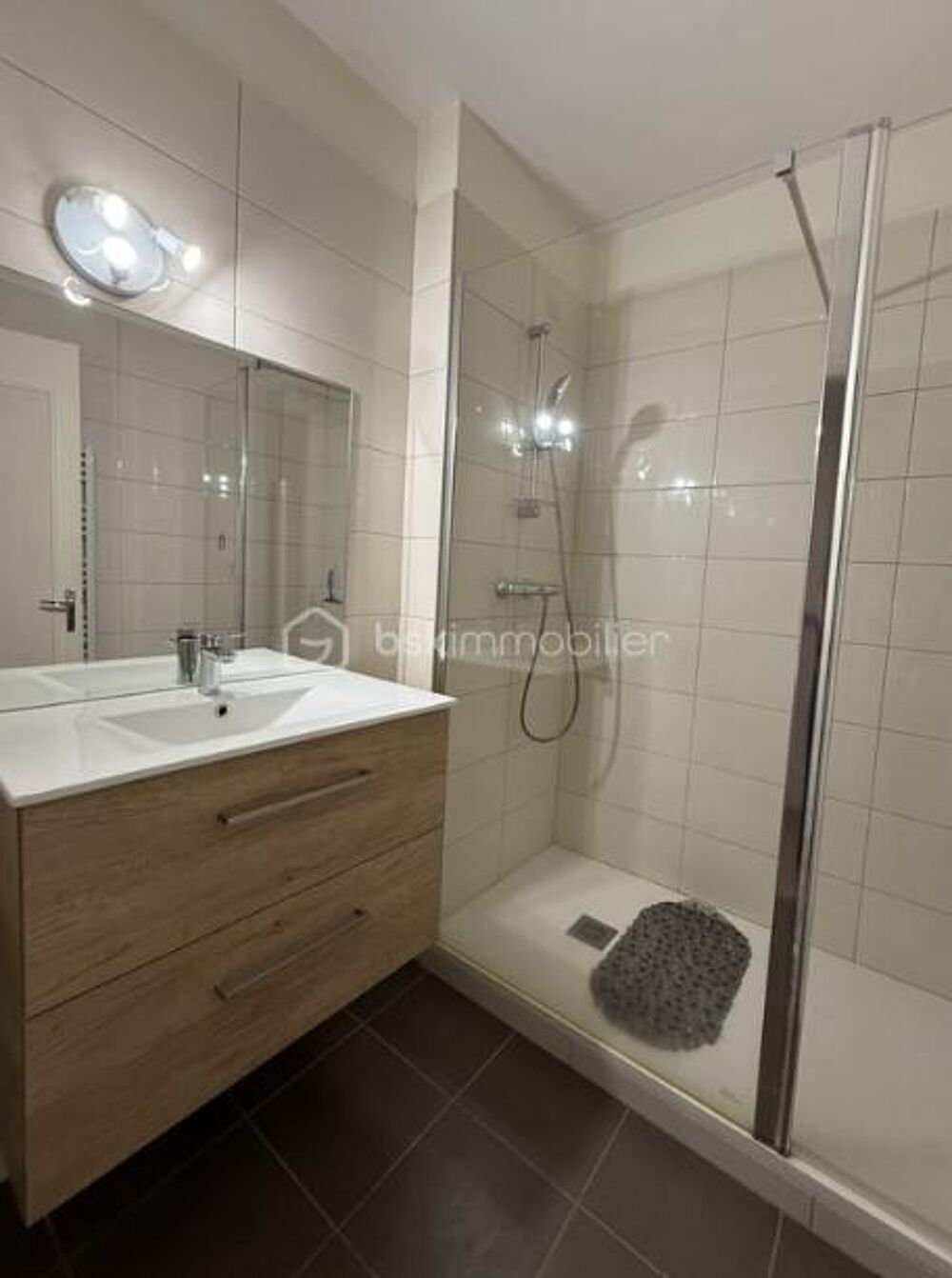 Appartement 2 pièces de 52 m² hypercentre refait à neuf et ensoleillé, avec parking et cave