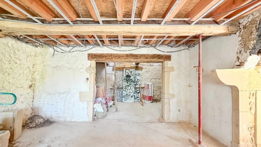 MAISON DE CARACTERE, TOITURE RECENTE, DEPENDANCES ET PROJET PRET A REALISER