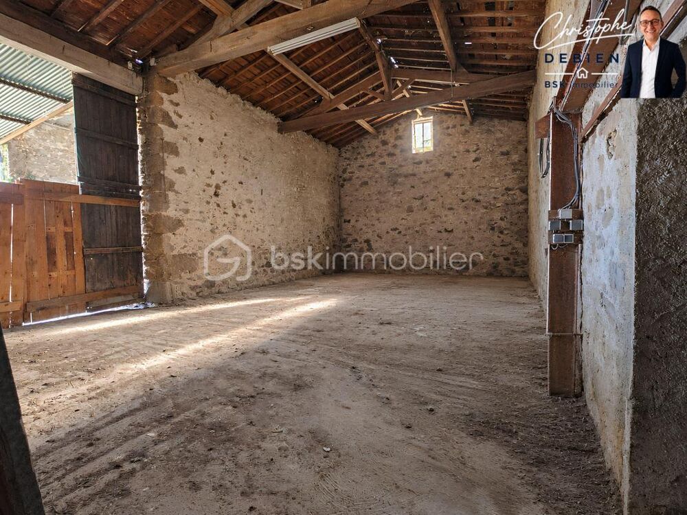 Vente Remise/Grange LES LANDES-GENUSSON – ENSEMBLE AGRICOLE À VENDRE – ENVIRON 805 M² DE BÂTIMENTS EN PIERRE, HANGARS ET DÉPENDANCES – TERRAIN DE 11 Les landes genusson