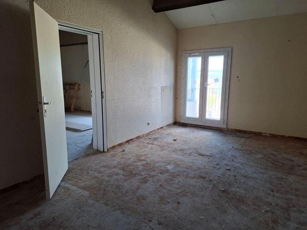 Saint-Christol (84), Appartement 68 m² avec grand balcon, Fort potentiel 52 000