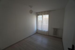  Appartement à louer 4 pièces 76 m²