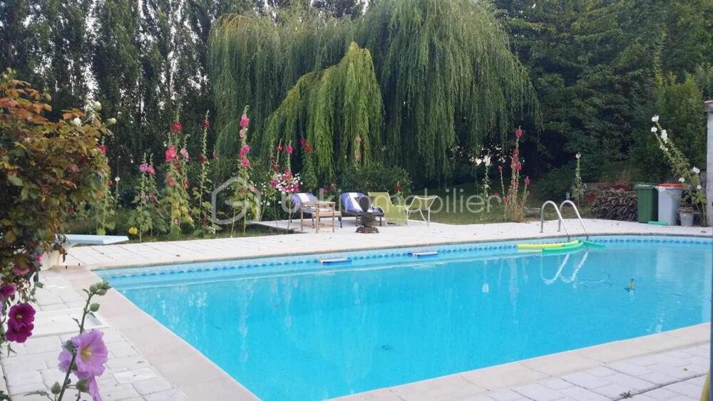Vente Villa maison de 9 pieces avec piscine sur vaste parcelle arborée Tonnay charente