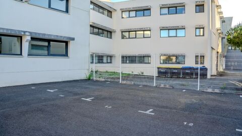   Local/bureau à louer LA ROCHELLE- 4 places de parking privatives et sécurisées 