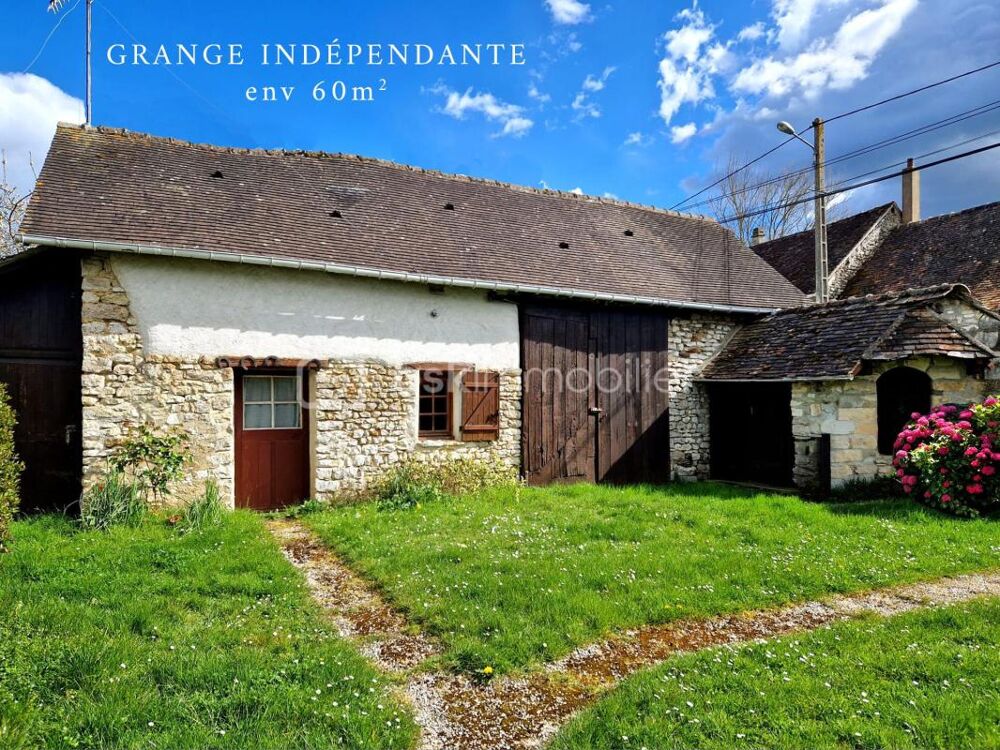 Maison à fort potentiel avec dépendances  Très beau jardin arboré