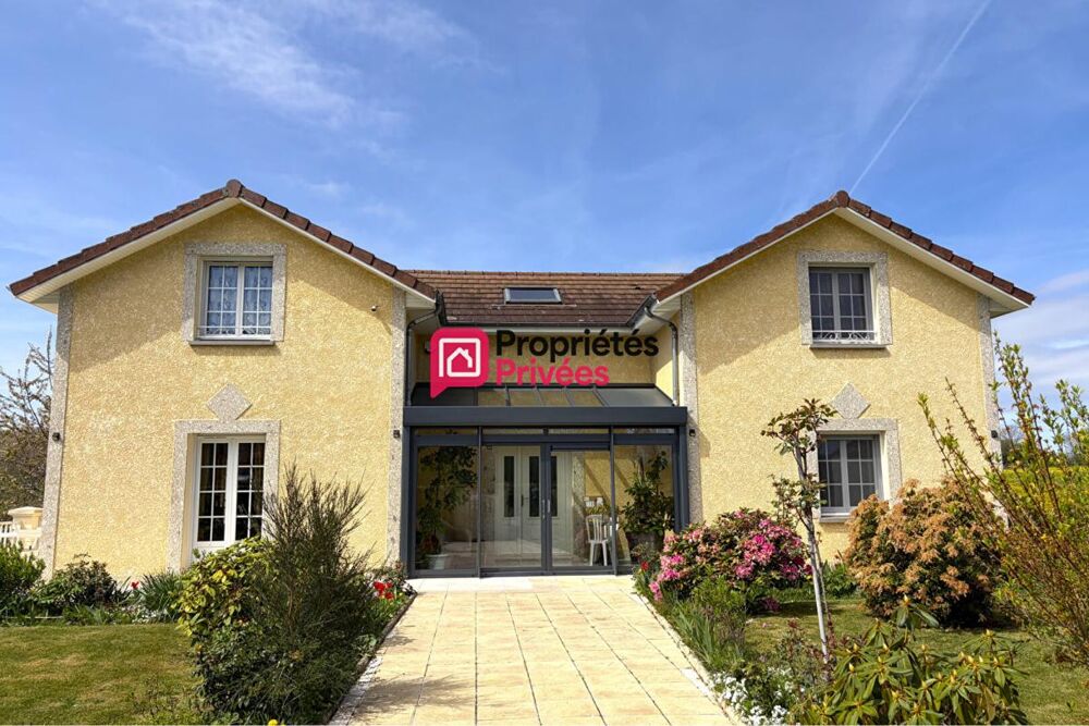 Belle propriété T7 de 231m², terrain de 6905m² avec un étang aux Richards 63780 à vendre