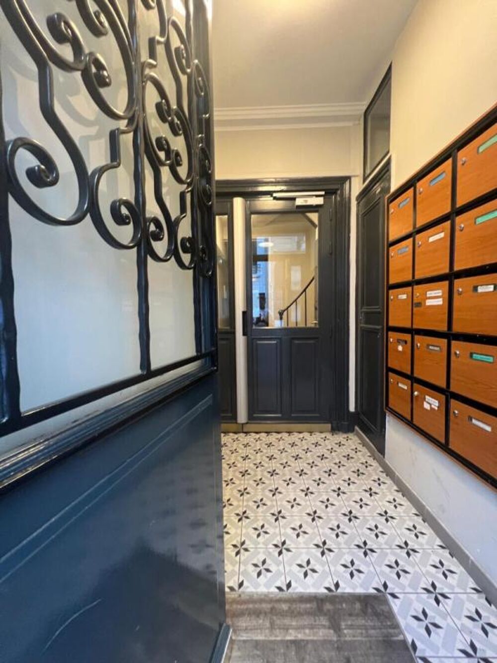 Vente Appartement MONTMARTRE  - ABBESSES - STUDETTE AU CALME SUR COUR - ADRESSE RARE Paris 18