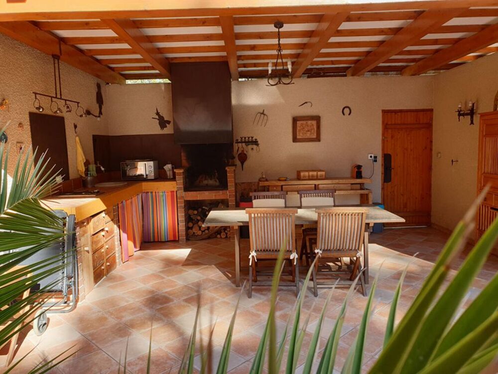 Un ensemble regroupant une maison d'architecte indépendante avec grand garage, local professionnel et un locatif à Amélie les B
