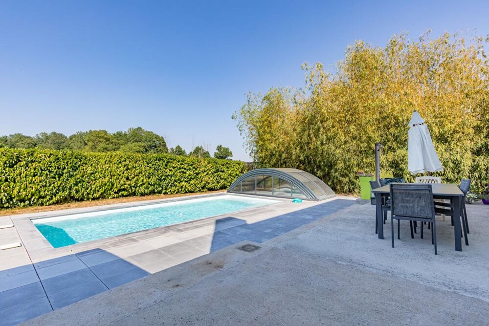Maison Cugand 5 P . 4 Chs . 121.69 M² . T 1276 M² . Piscine avec abri . Garages . Terrasse