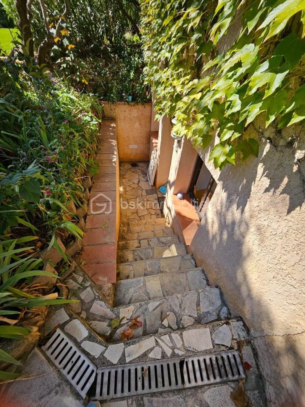 Location Appartement Titre : Studio meublé 30 m² en bas de villa - Proche Hôpital, Facs & Bus - Calme Aix en provence