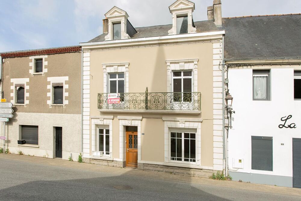 Vente Maison Maison La Chapelle Heulin Centre 9 P . 5 Chs . 216 M² . T 565 M² . Dépendances . Caves La chapelle heulin
