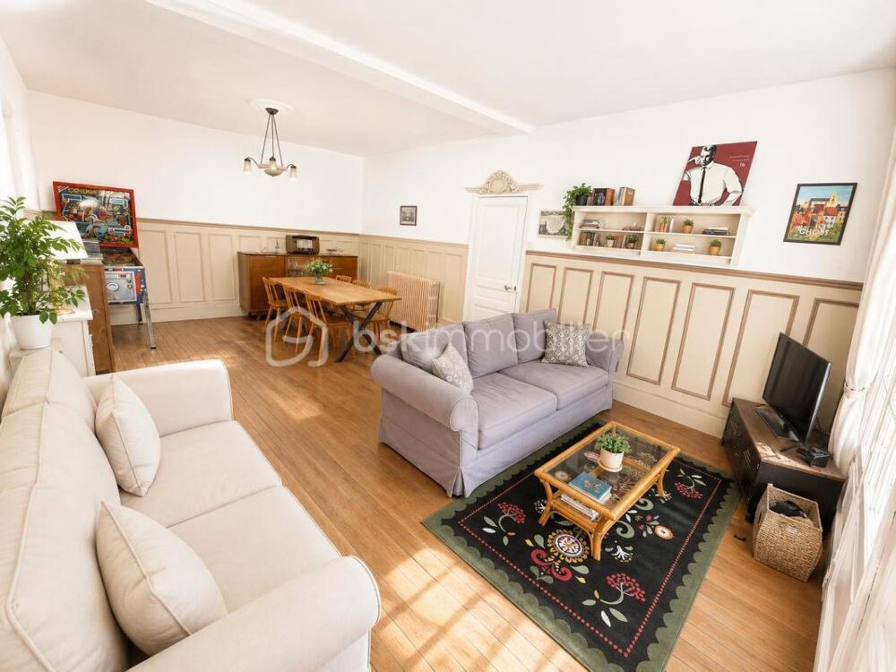 Vente Maison Maison familiale de caractère avec jardin, dépendances et logement locatif – Hyper centre-ville Gisors Gisors