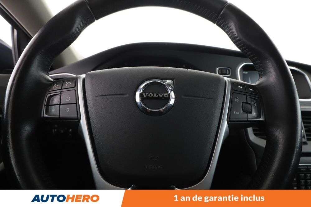 V40 2.0 D2 Momentum Business Geartronic 6 120 ch 2016 occasion 92130 Issy-les-Moulineaux