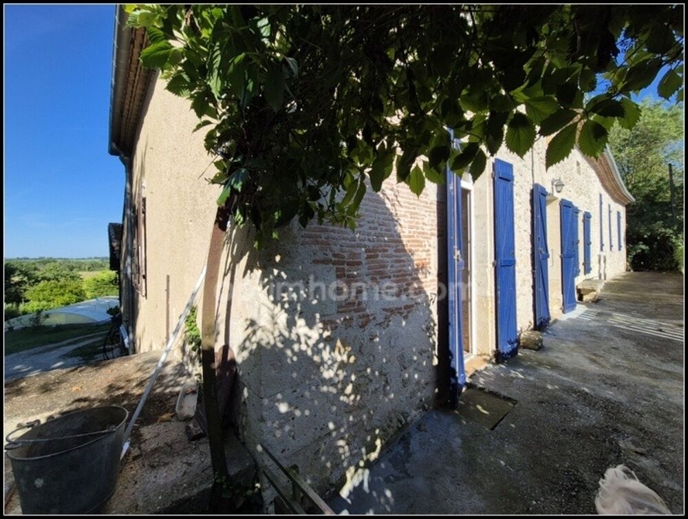 Maison en pierre avec dépendances, piscine, et terrain à Saint Puy