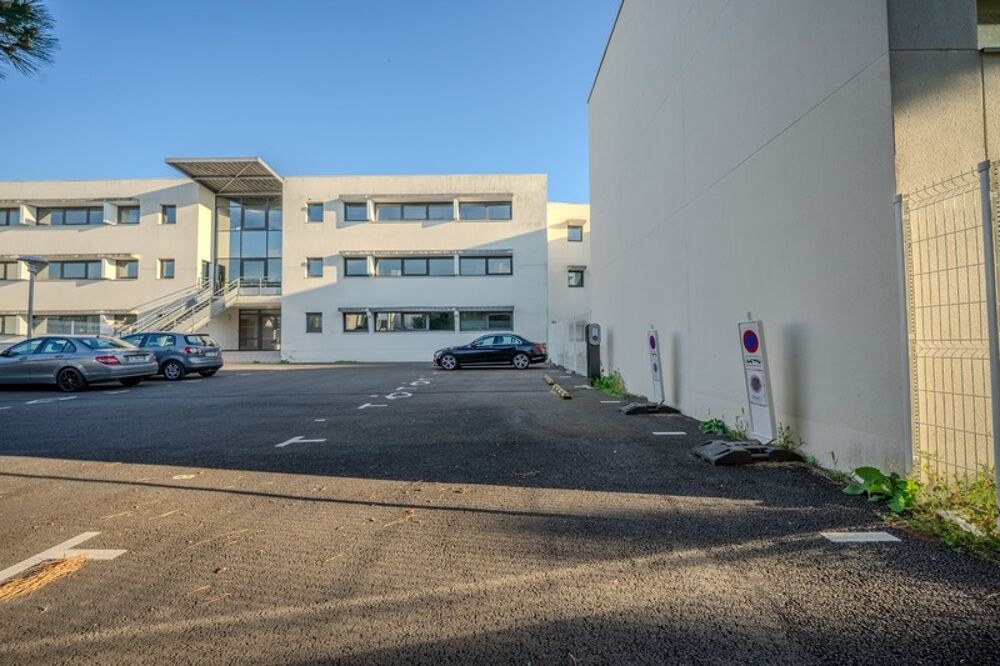   Local/bureau à louer LA ROCHELLE- 4 places de parking privatives et sécurisées La rochelle