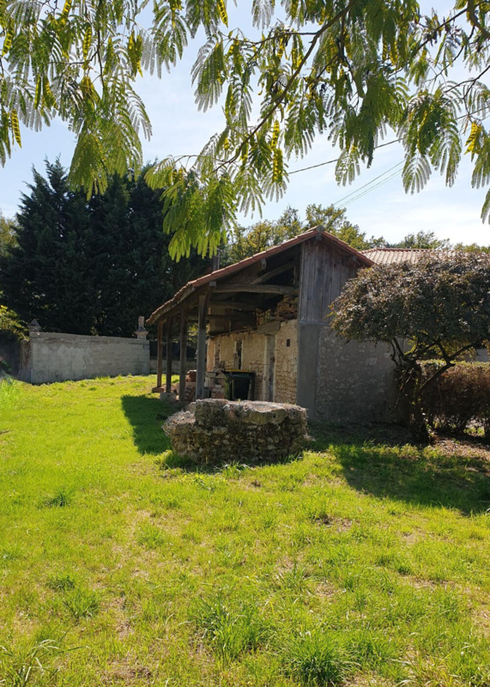 Maison et dépendances proche de BAIGNES SAINTE RADEGONDE (16)