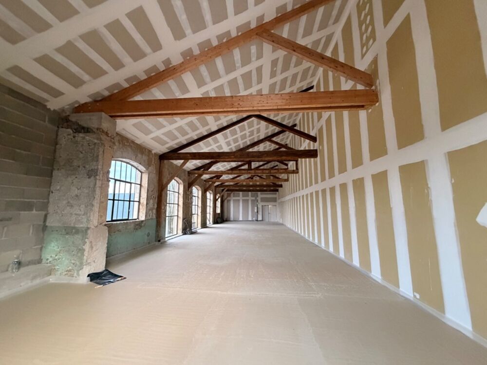   Magnifique plateau à vendre sur CHAPONOST (69), local d'activité atypique d'une surface de 192 m² au sein de la zone artisanale Chaponost