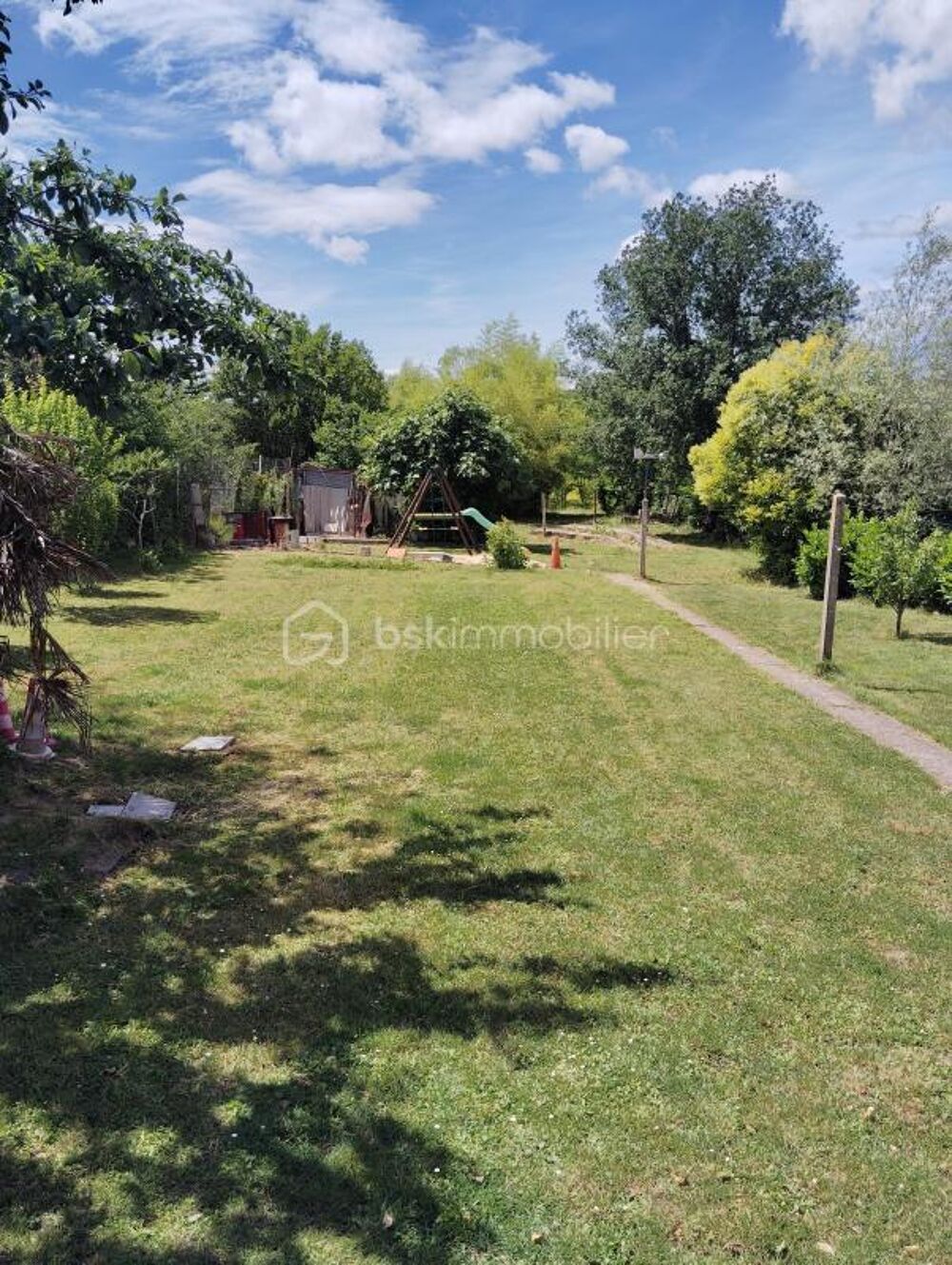 Au calme, maison de 105 m2 habitables SANS TRAVAUX avec garage et sous-sol sur 3131 m2 de terrain dont une partie constructible