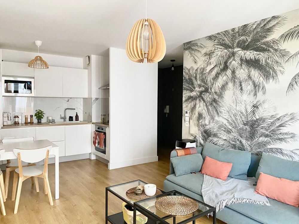 T3 de standing meublé avec grand balcon, parking et matériaux de qualité ? à deux pas des Quais de Bordeaux