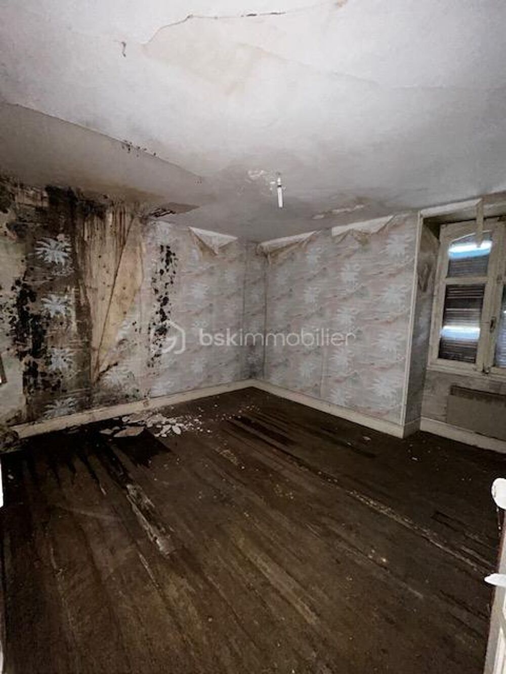 Maison à rénover, cour et grange 2Min N10/ 30Min de Poitiers