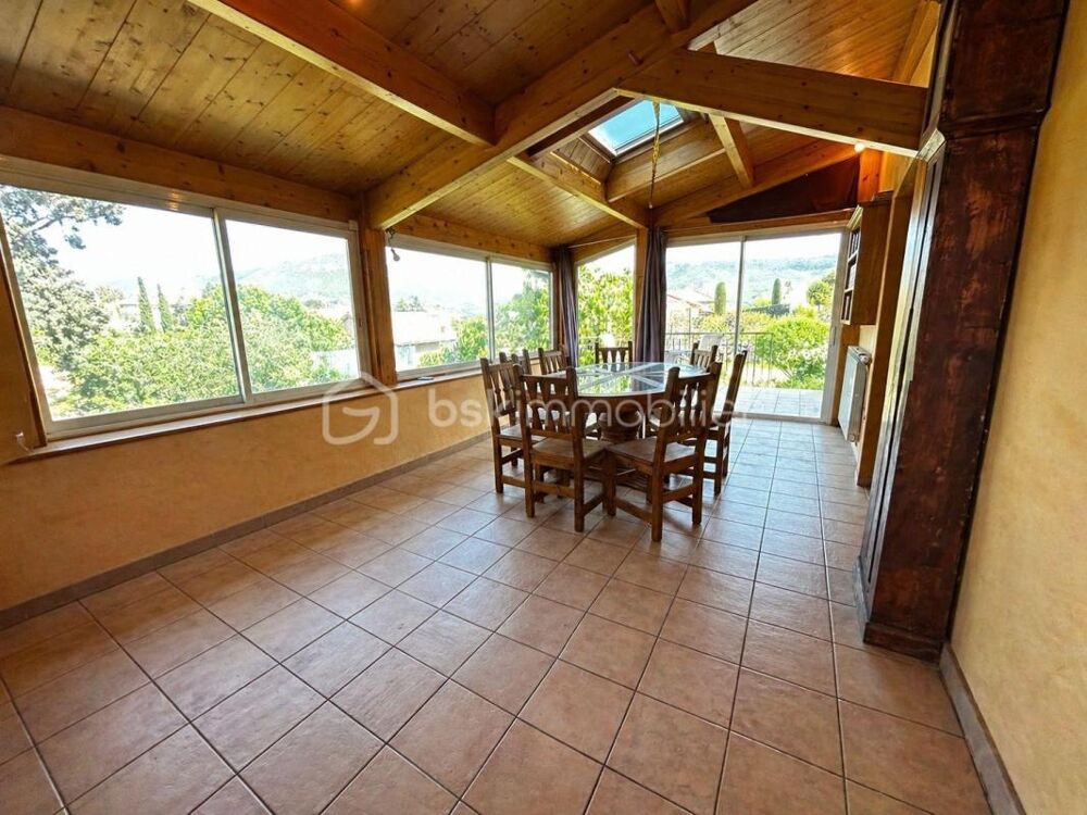 Villa avec piscine / garage / 8 pièces / pool house
