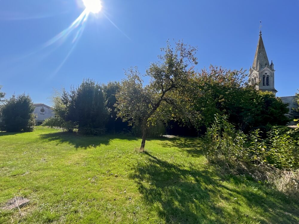 Terrain constructible de 1078 m² à vendre au coeur de Bourgneuf