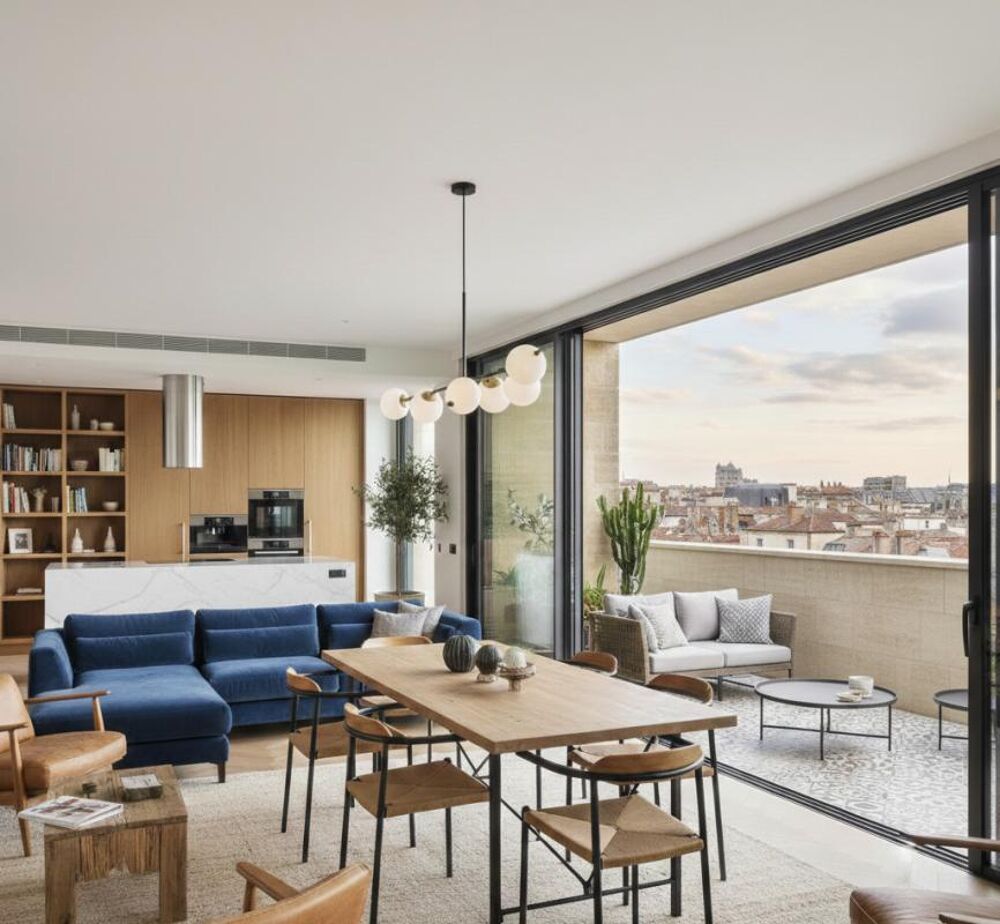 Vente Appartement Appartement 4 pièces lumineux en étage élevé avec extérieur et vue dégagée sur les toits de Bordeaux + Parking en sous sol !!! Bordeaux