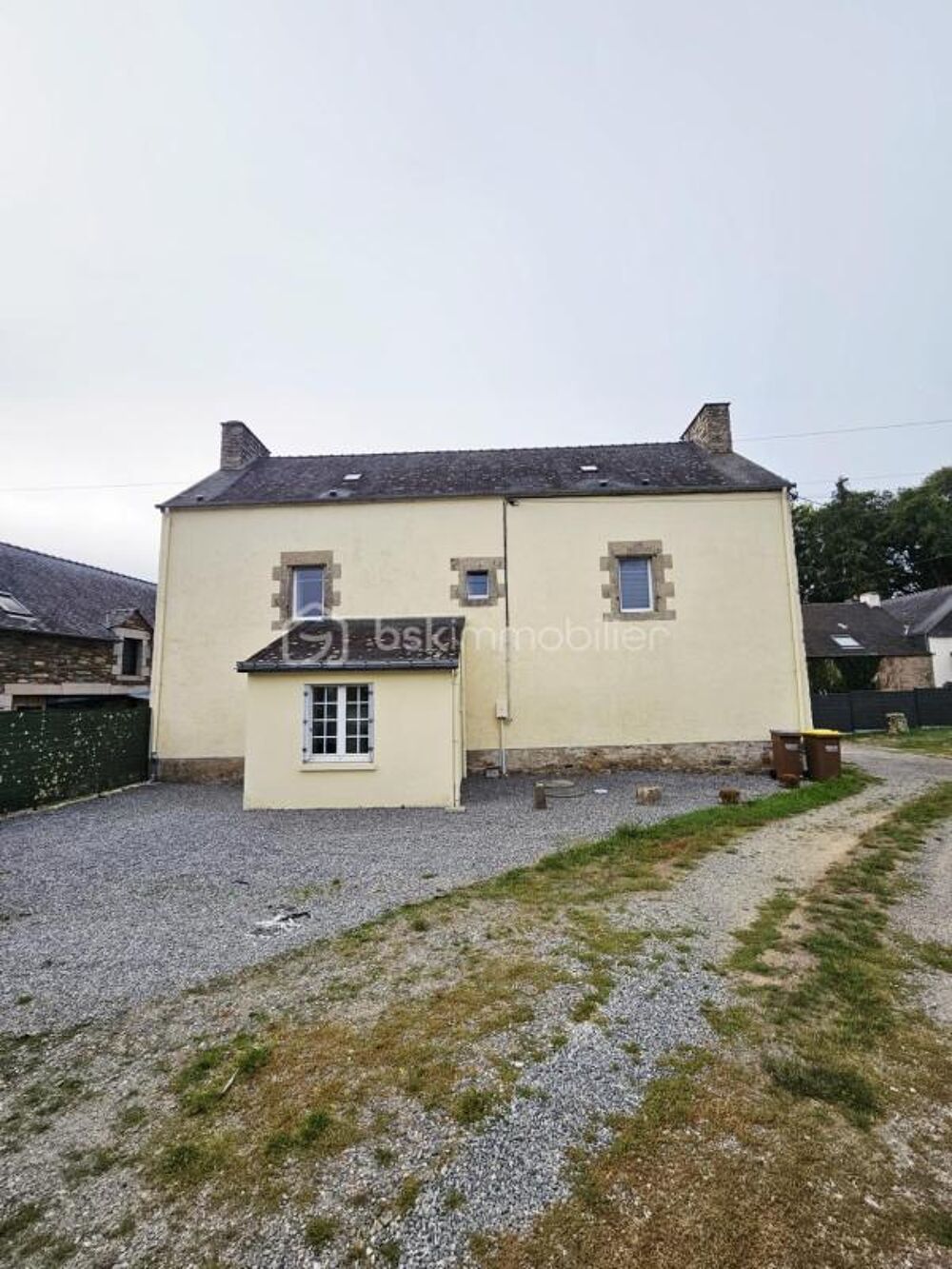 RIEUX  Maison de caractère avec 2 chambres et beau potentiel