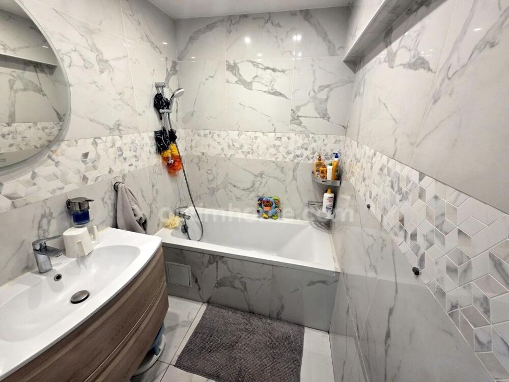 Appartement 5 pièces - 2ème étage - 106 m2 - Cave et Place de Parking - 212 000 € FAI