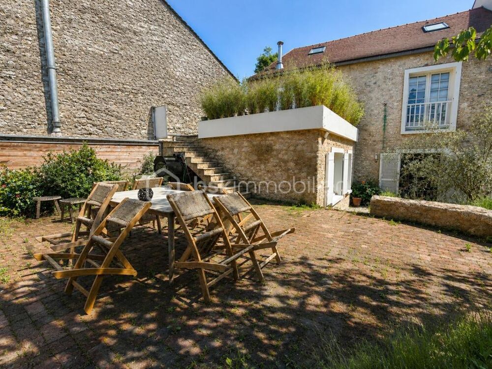 CHAVENAY CENTRE  Maison rénovée avec jardin et garage