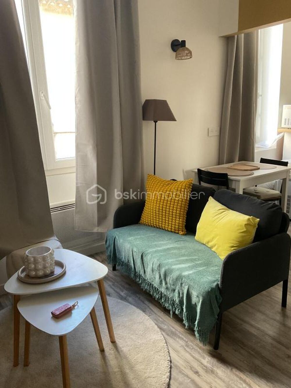 Location Appartement À louer à l'année : Charmant studio meublé et entièrement rénové en plein centre-ville de Salon-de-Provence Salon de provence