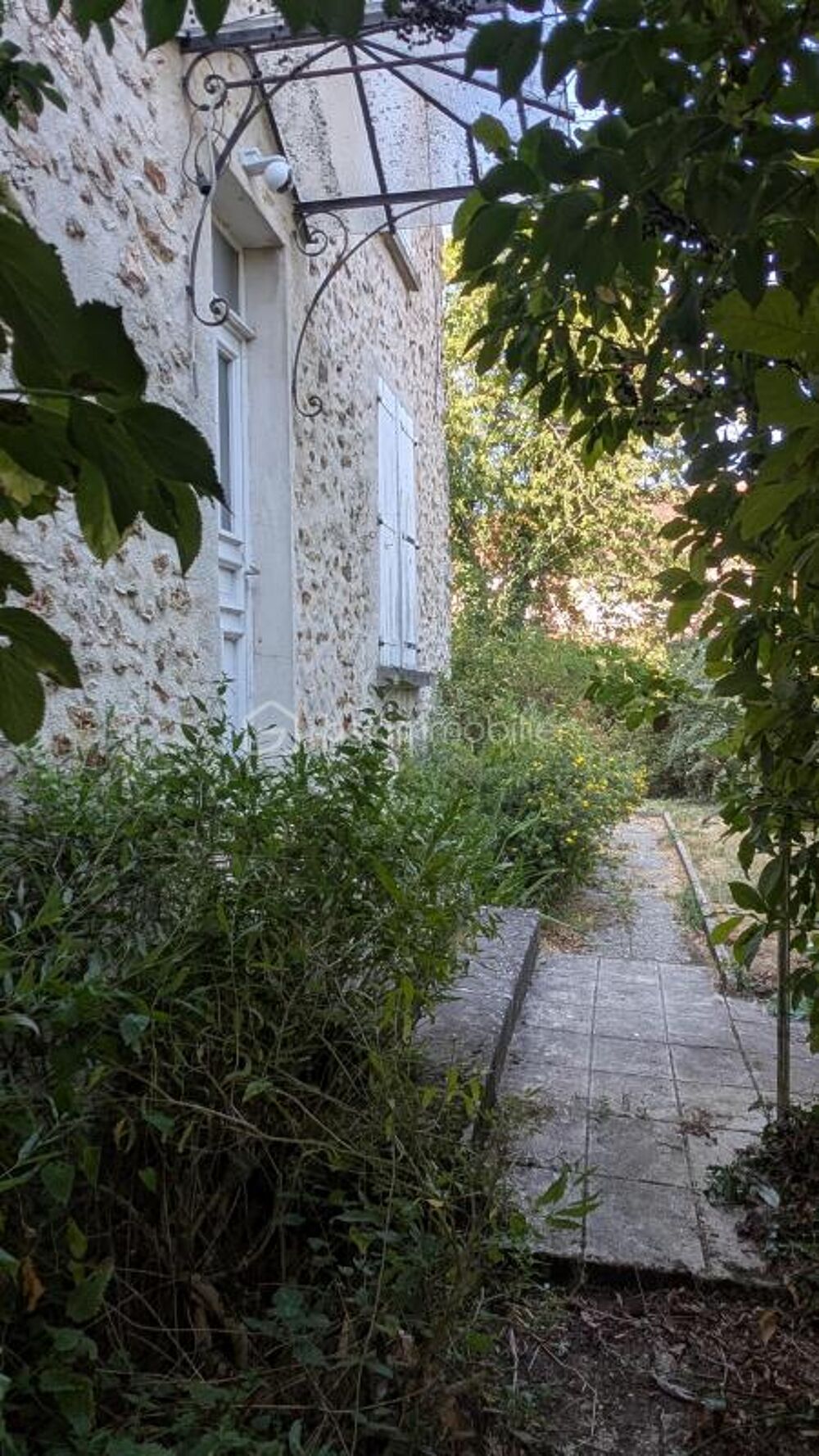 Maison en pierres à fort potentielle à réhabiliter. Fort potentiel