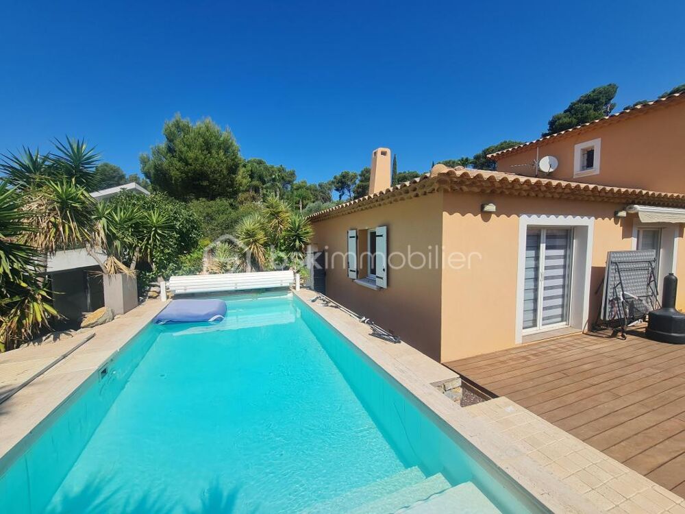 CARQUEIRANNE: VILLA T6 DE 130 M2 AVEC PISCINE VUE MER