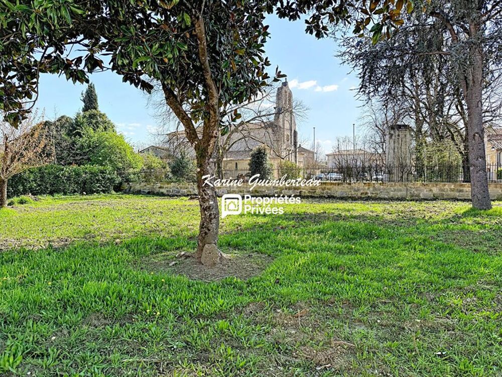 Demeure majestueuse en pierre, avec jardin à rénover