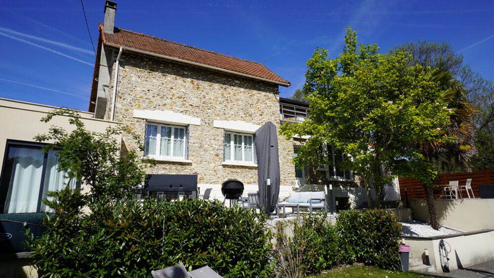 COUP DE COEUR ASSURÉ pour cette magnifique maison en pierre des années 1930, entièrement rénovée, alliant cachet de lancien, vol