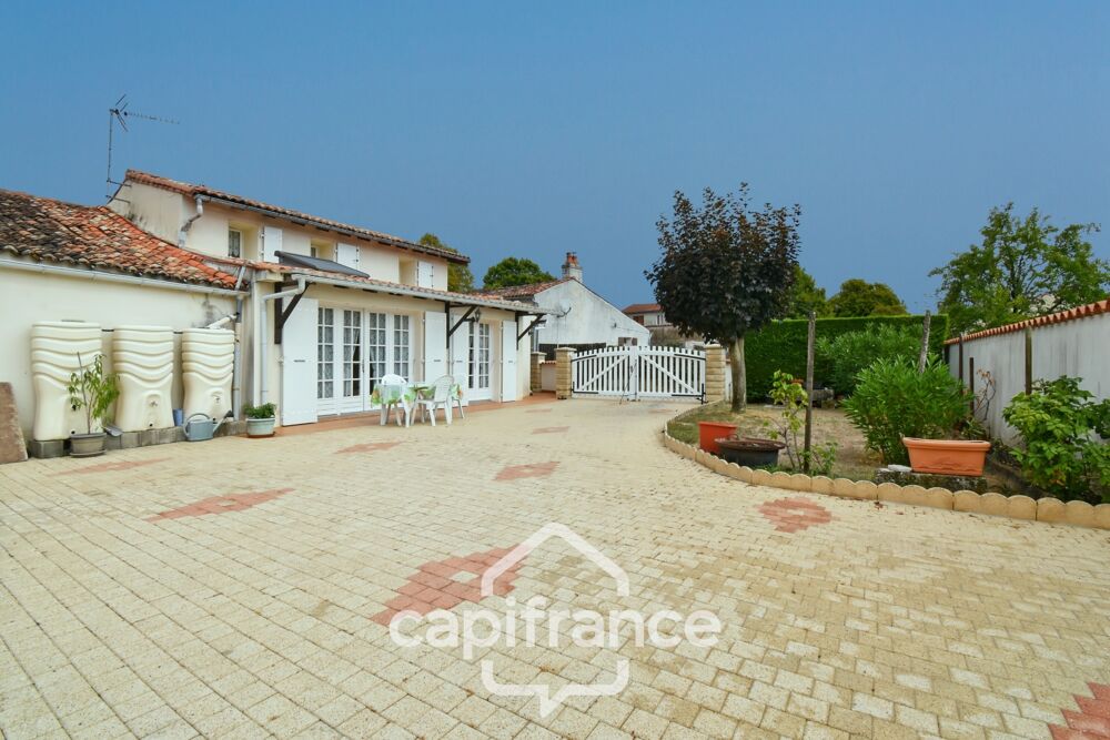 Vente Maison Maison à vendre 4 pièces MAZERAY (17) sur 900m² de jardin clos et 3 garages Mazeray