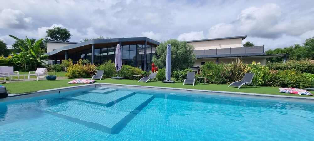 Villa d'Architecte de 800 m² - 16 pièces - 9 chambres - 1 appartement T3 - 1 piscine intérieure et 1 extérieure - parcelle 2500
