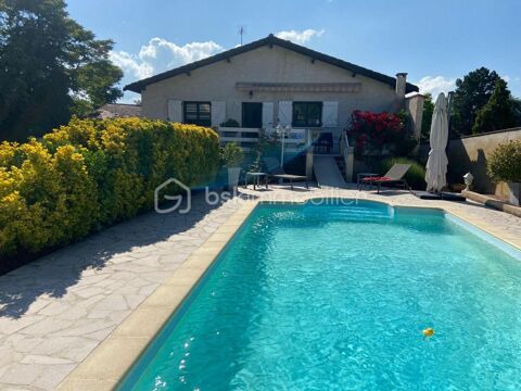   Maison familiale de 235 m� avec piscine et grands volumes - Commelle-Vernay Maison - 7 pi�ce(s) - 235 m�