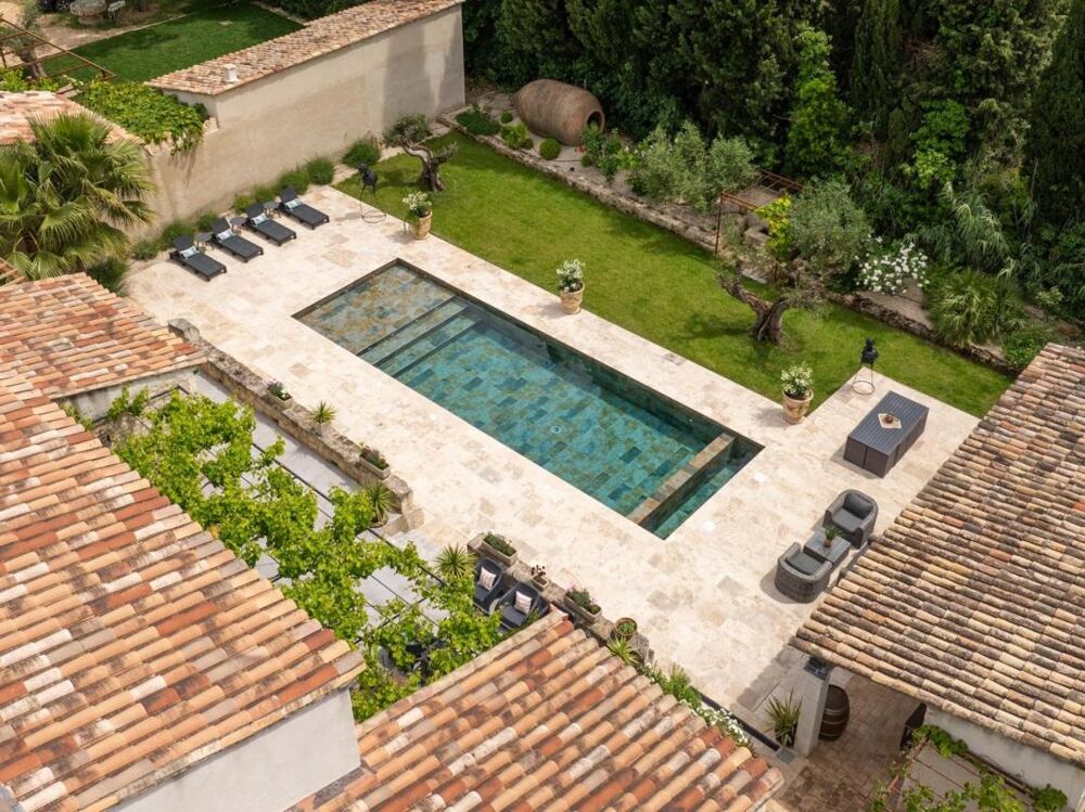 Mas en pierre 257 m2 1111 m2 de terrain, piscine chauffée au Paradou