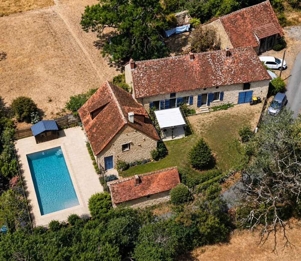 Superbe longère en pierre avec piscine sécurisée et dépendances à Prissac 179 000