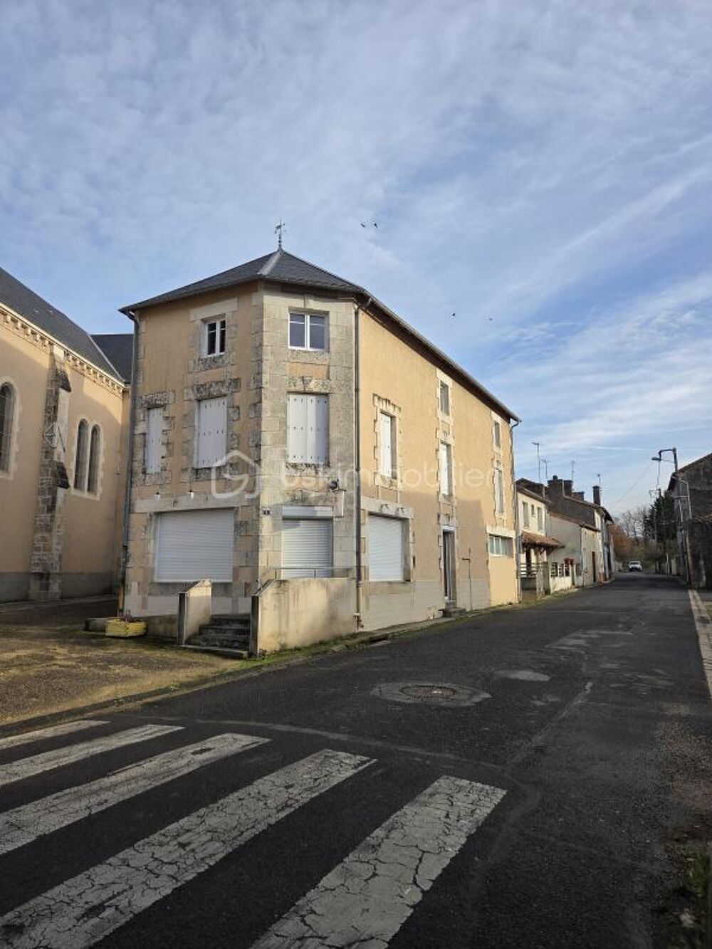 Vente Appartement Opportunité exceptionnelle au cœur de Saint-Secondin – Immeuble mixte commerce & habitation Saint secondin