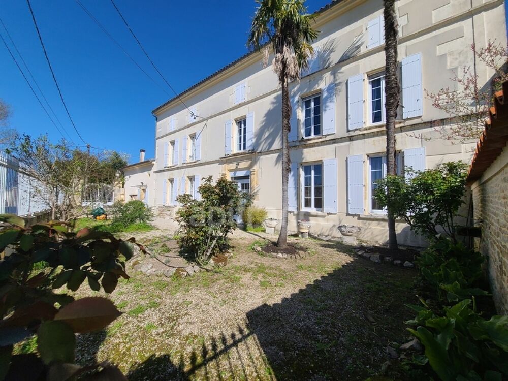 Maison de charme de 255m² proche de MATHA (17)