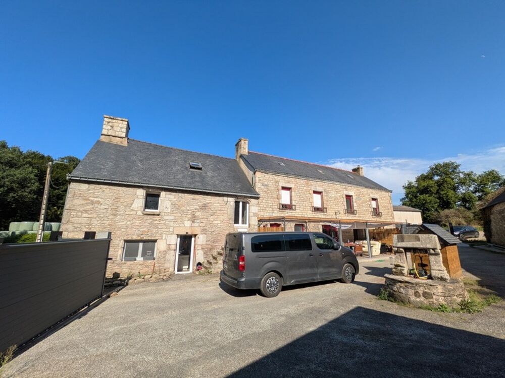 Séglien en campagne longère en pierre rénovée avec vie de plain pied de 243m², garage, atelier et dépendance parcelle de 7125m²