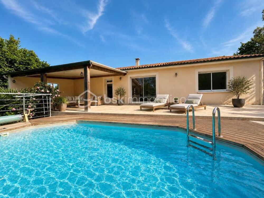 BELLE MAISON de plain-pied avec piscine sur terrain de 2962 m2