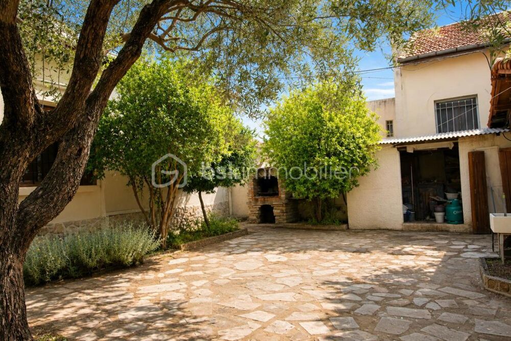 Maison traditionnelle de plain-pied avec jardin arboré, garage et forage  Nîmes Route de Beaucaire