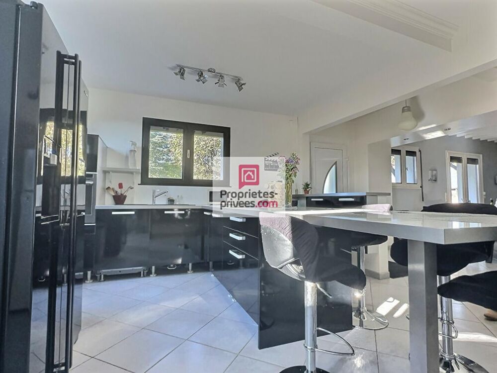 DEPT 33 - IZON - Maison 6 pièces 177 m2 avec jardin paysagé 1498m2 et piscine chauffée