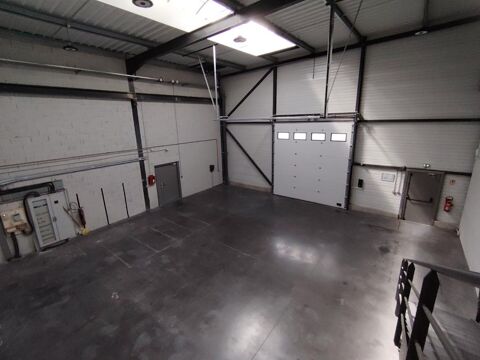   À LOUER - 750 m² divisibles Local d'activité mixte avec Showroom, Bureaux et Stockage 