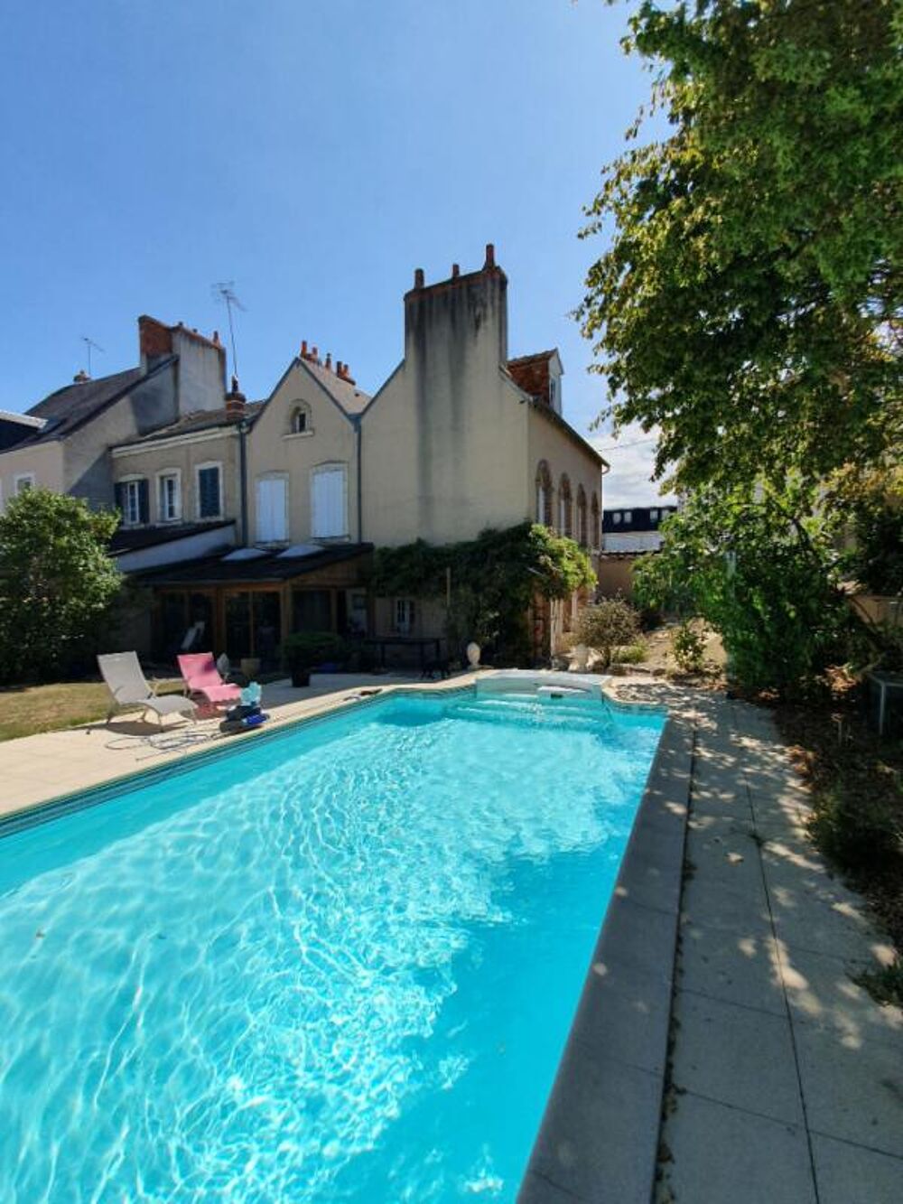 Vente Maison Maison de ville 6 chambres, jardin, piscine et garage. Proche centre ville Chateauroux
