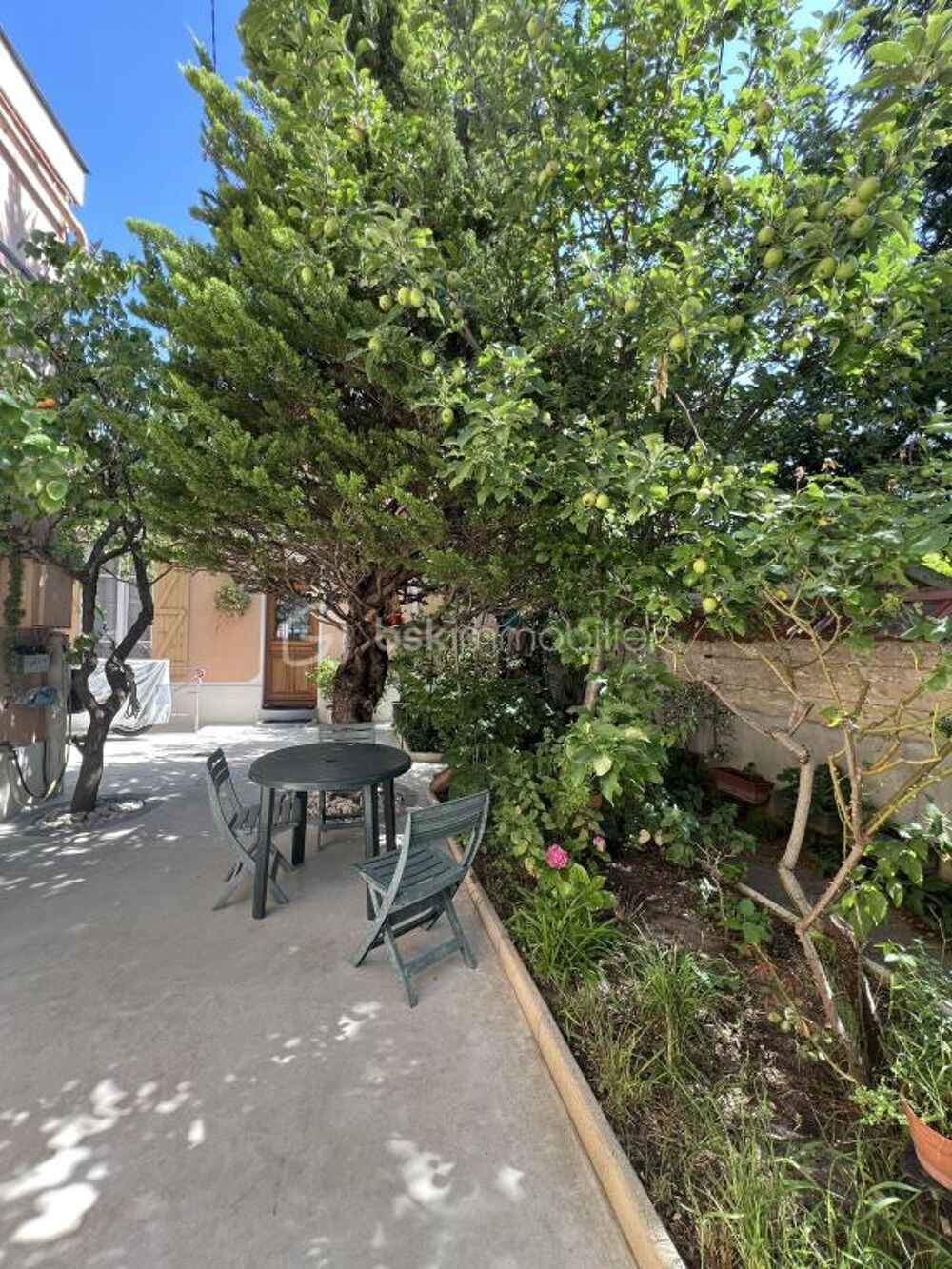 Une maison principale et sa dépendance