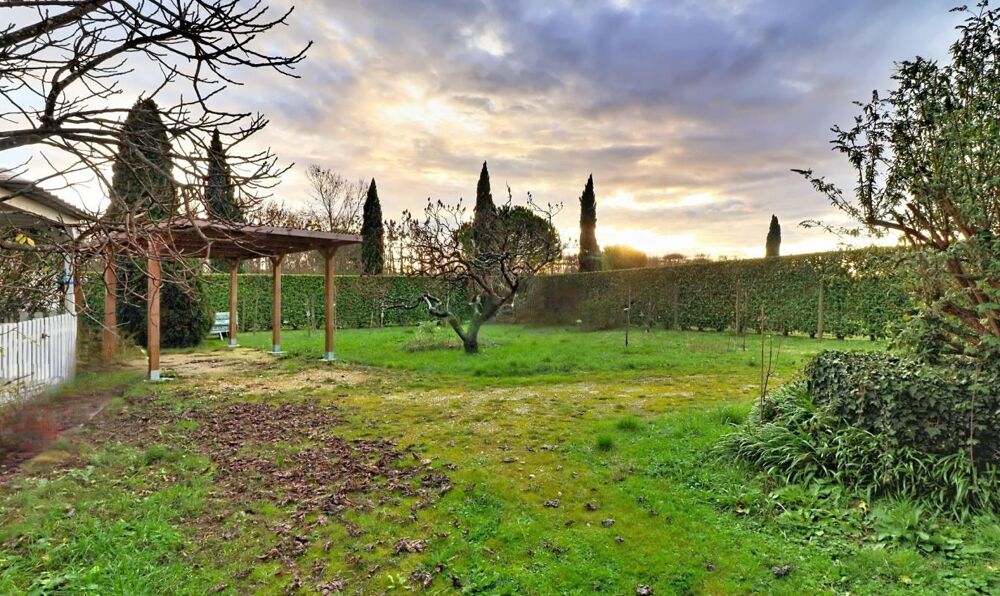 Maison de caractère en pierre de 8 pièces, 5 chambres. 200 m²- DPE C , Saint-Dizant-du Gua